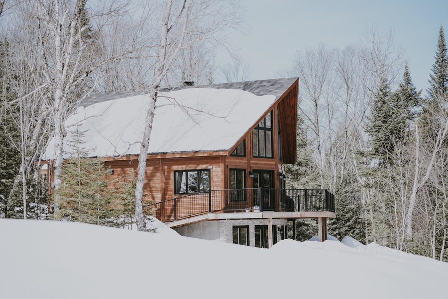 Maison enneigée l'hiver